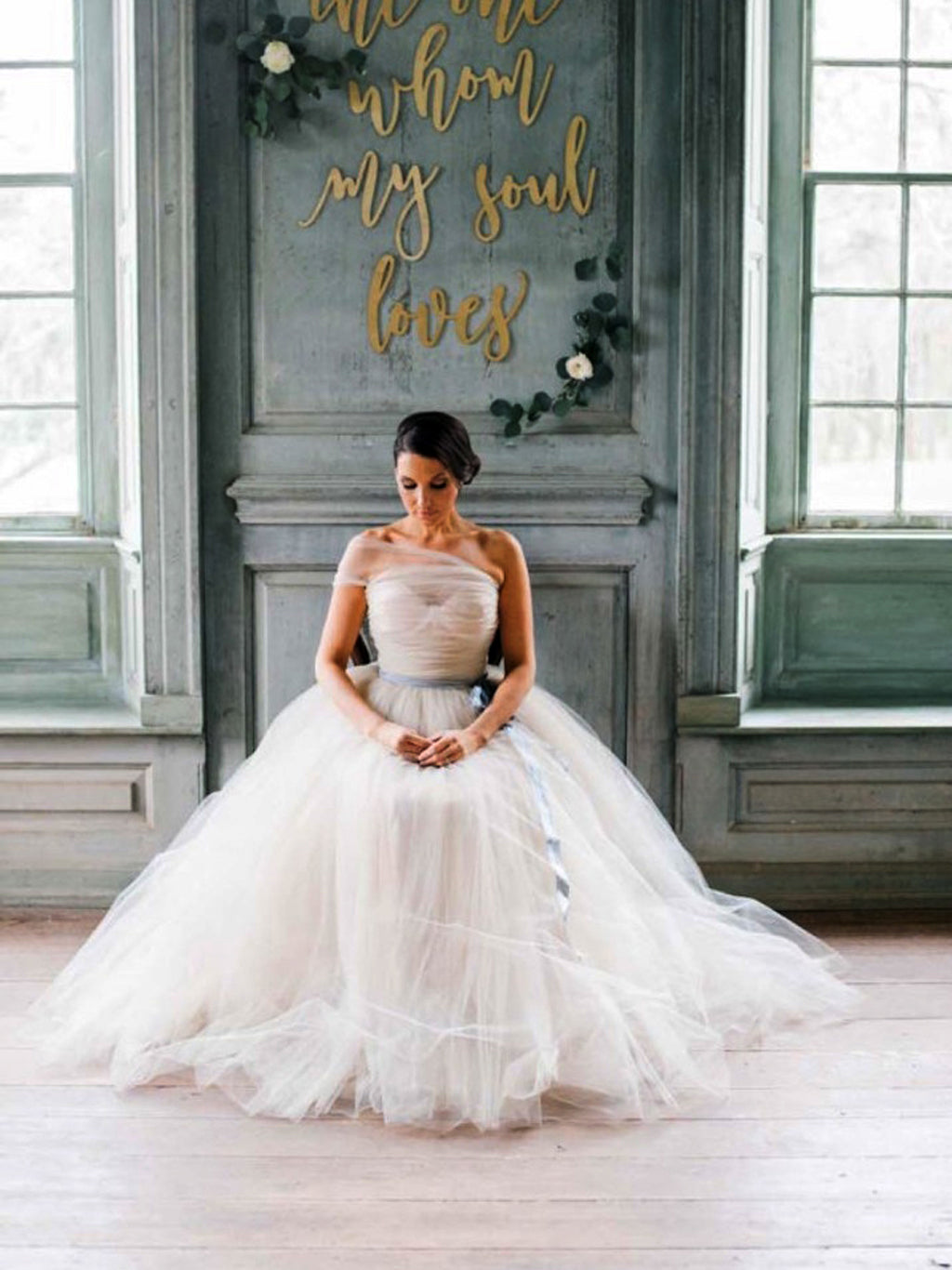 Abito da sposa semplice in tulle con spalla scoperta e gonna a palloncino a buon prezzo, DB0157