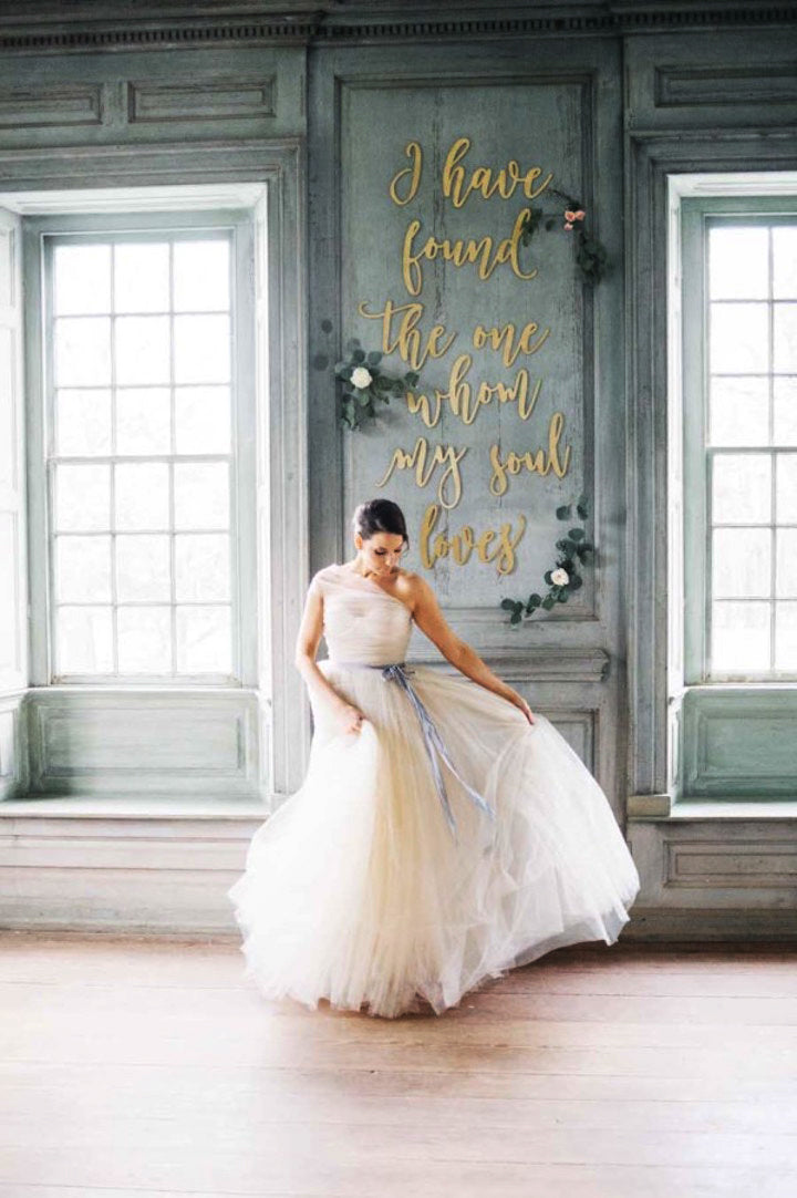 Abito da sposa semplice in tulle con spalla scoperta e gonna a palloncino a buon prezzo, DB0157
