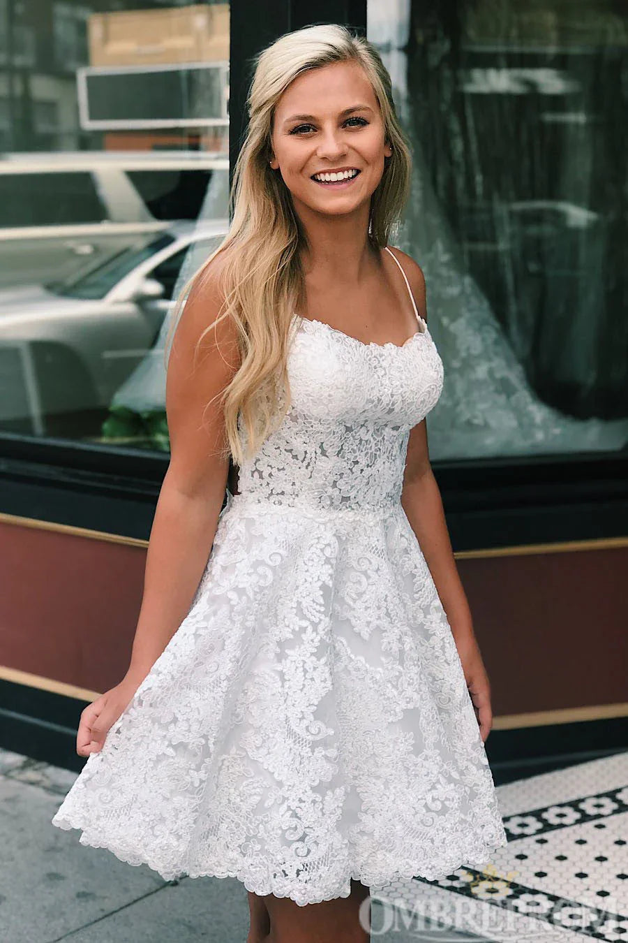 Vestidos Cortos de Fiesta para el Baile de Graduación y el Homecoming con Espalda Descubierta, Encaje y Tirantes Finos