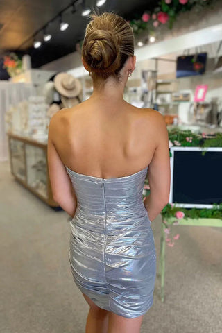 Glitzerndes, perlenbesetztes, trägerloses, enges Satin-Heimkehrkleid in Silber, PD536
