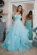 Glitzerndes blaues langes Ball-/Abendkleid mit Trägern und Rüschen und offenem Rücken PG891