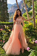 Robe de bal rose en dentelle avec encolure en cœur et fente
