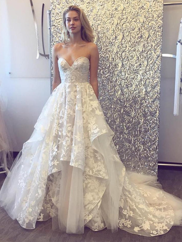 Abito da sposa Sweetheart senza spalline in pizzo e tulle con balze e strascico, DB0161