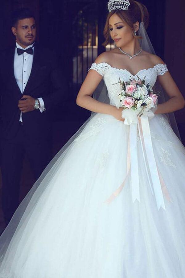 Vestido de noiva com aplicações em tule e cauda comprida, modelo NumberSea, MW566