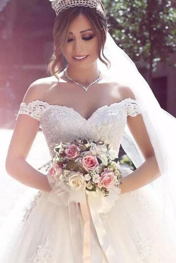Vestido de noiva com aplicações em tule e cauda comprida, modelo NumberSea, MW566