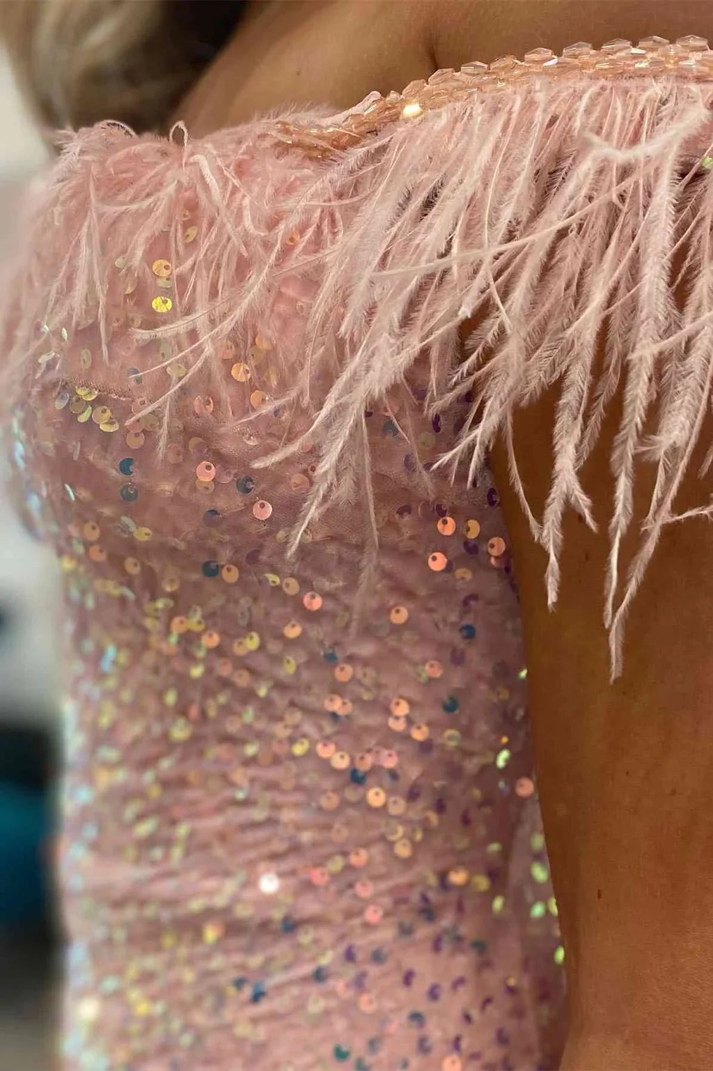 Vestido de Festa Justo de Ombro a Descoberto com Lantejoulas Curtas e Penas Cor-de-Rosa Y2862
