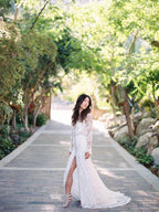 Abito da Sposa Boho con Maniche Lunghe in Pizzo, Design Unico e Spacco Frontale, DB0155