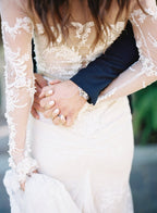 Abito da Sposa Boho con Maniche Lunghe in Pizzo, Design Unico e Spacco Frontale, DB0155