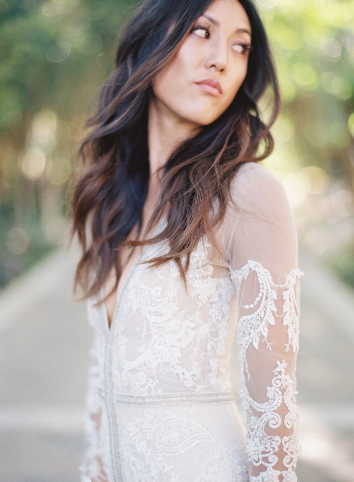 Vestidos de noiva estilo boho com mangas compridas e renda, design exclusivo, com racha frontal, DB0155