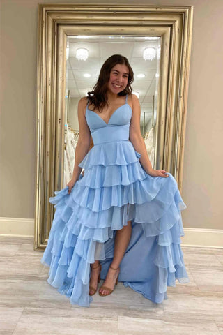 Vestido de festa em chiffon com decote em V, alças, folhos fúcsia e racha PSK470