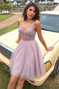 Robe courte de bal avec décolleté en V, dos nu, rose poudré et pailletée PD433