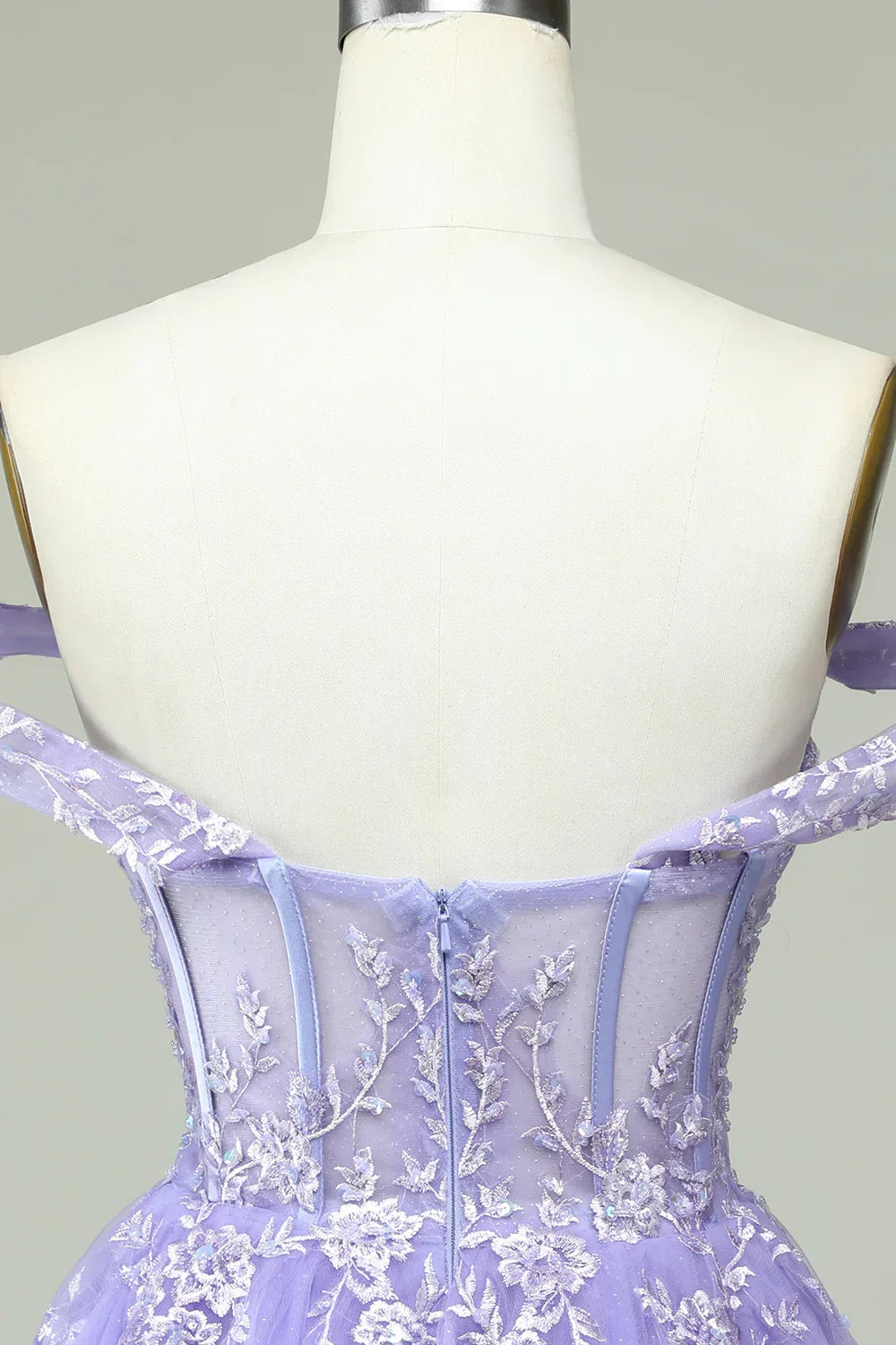 Un Abito da Ballo a Spalle Scoperte in Tinta Lilla con Corsetto e Applicazioni Y2168