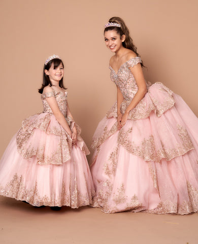 Vestido de baile em camadas com aplicações e ombros à mostra de Calla WB20525