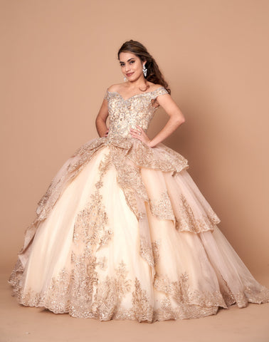 Vestido de baile em camadas com aplicações e ombros à mostra de Calla WB20525