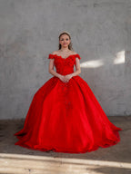 Vestido de baile com estampado floral 3D e ombros à mostra da Calla WB21551