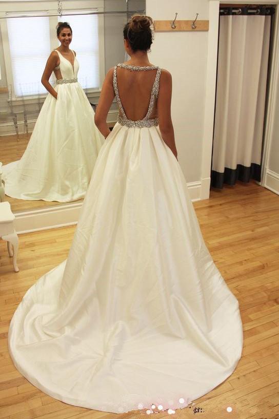 Vestido de novia largo blanco con cuello en V profundo con cuentas, sin espalda y corte princesa, MW214