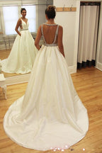 Vestido de novia largo blanco con cuello en V profundo con cuentas, sin espalda y corte princesa, MW214