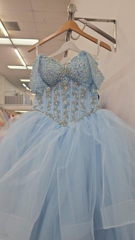 Schulterfreies Ballkleid mit Schleife von Petite Adele PQ1063