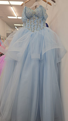 Schulterfreies Ballkleid mit Schleife von Petite Adele PQ1063
