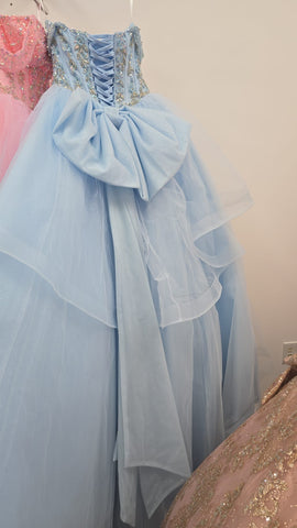 Schulterfreies Ballkleid mit Schleife von Petite Adele PQ1063