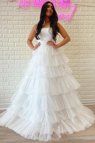 Weißes trägerloses, gestuftes A-Linien-Ballkleid mit Rüschen PSK410