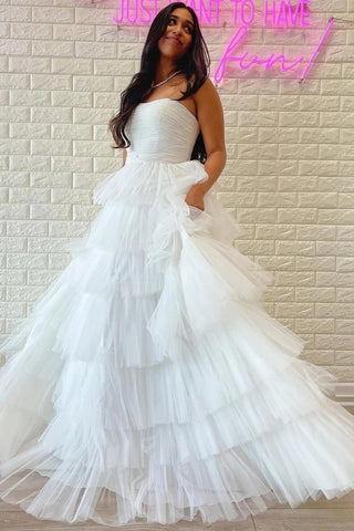 Weißes trägerloses, gestuftes A-Linien-Ballkleid mit Rüschen PSK410
