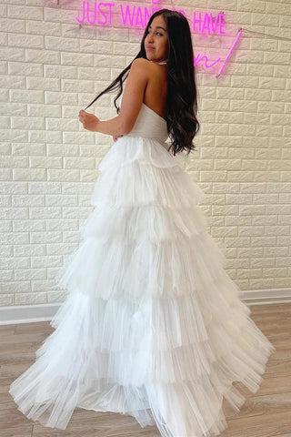 Weißes trägerloses, gestuftes A-Linien-Ballkleid mit Rüschen PSK410