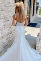 Weißes V-Ausschnitt Perlenbesatz Trompetenlanges Brautkleid Hochzeitskleid