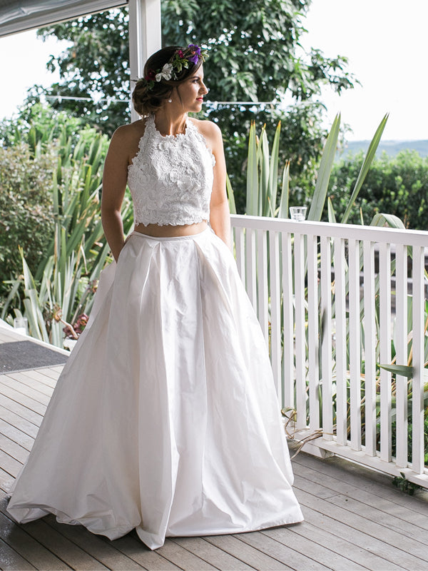 Robe de mariée deux pièces en satin blanc avec dentelle, bretelles fines et poche, DB0178