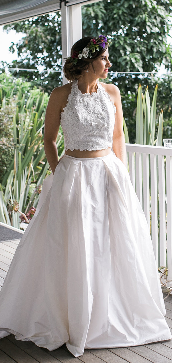 Robe de mariée deux pièces en satin blanc avec dentelle, bretelles fines et poche, DB0178