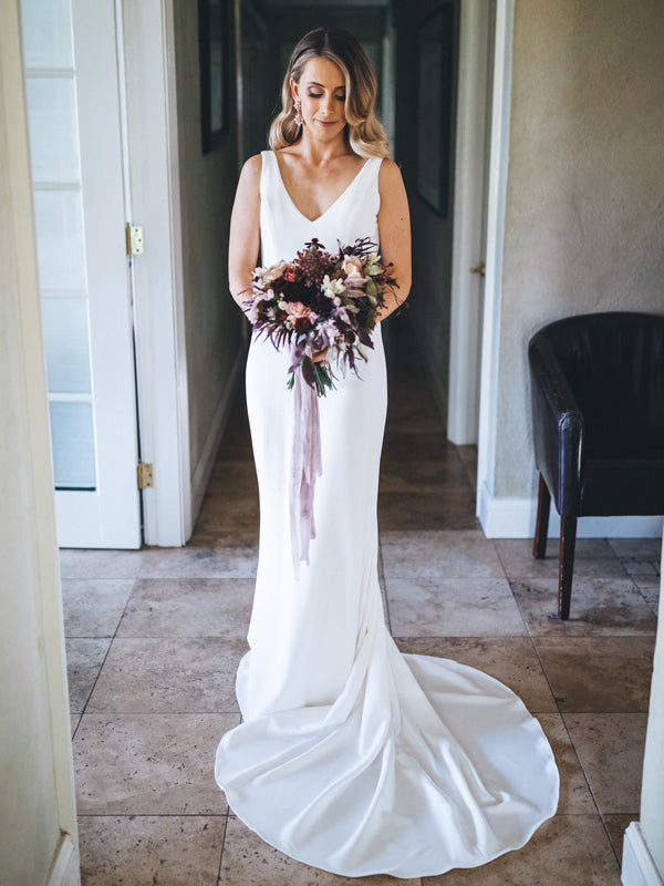 Robe de mariée blanche satinée sans manches en col V sirène avec traîne, DB0165