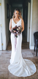 Robe de mariée blanche satinée sans manches en col V sirène avec traîne, DB0165