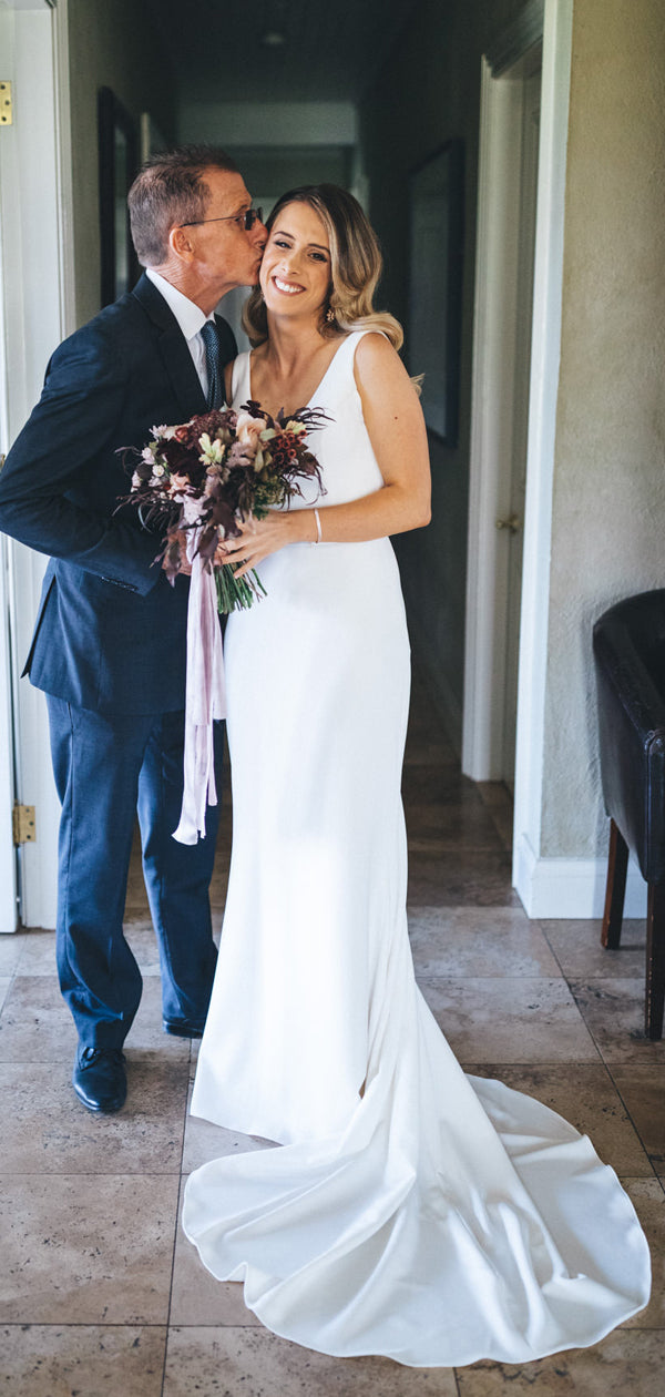 Robe de mariée blanche satinée sans manches en col V sirène avec traîne, DB0165