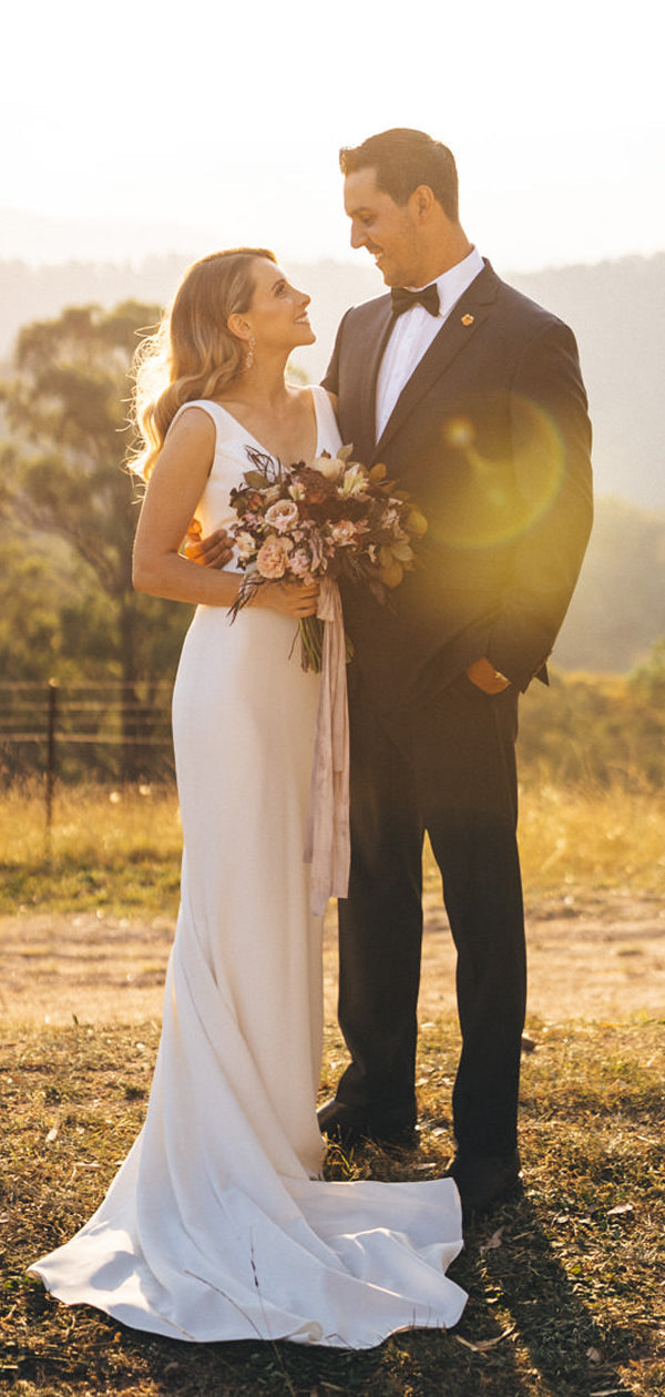 Robe de mariée blanche satinée sans manches en col V sirène avec traîne, DB0165