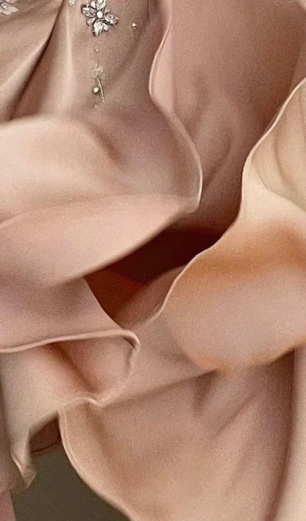 Luxuriöses nacktfarbenes Satin-Heimkehrkleid mit handgefertigten Diamantperlen Y4542