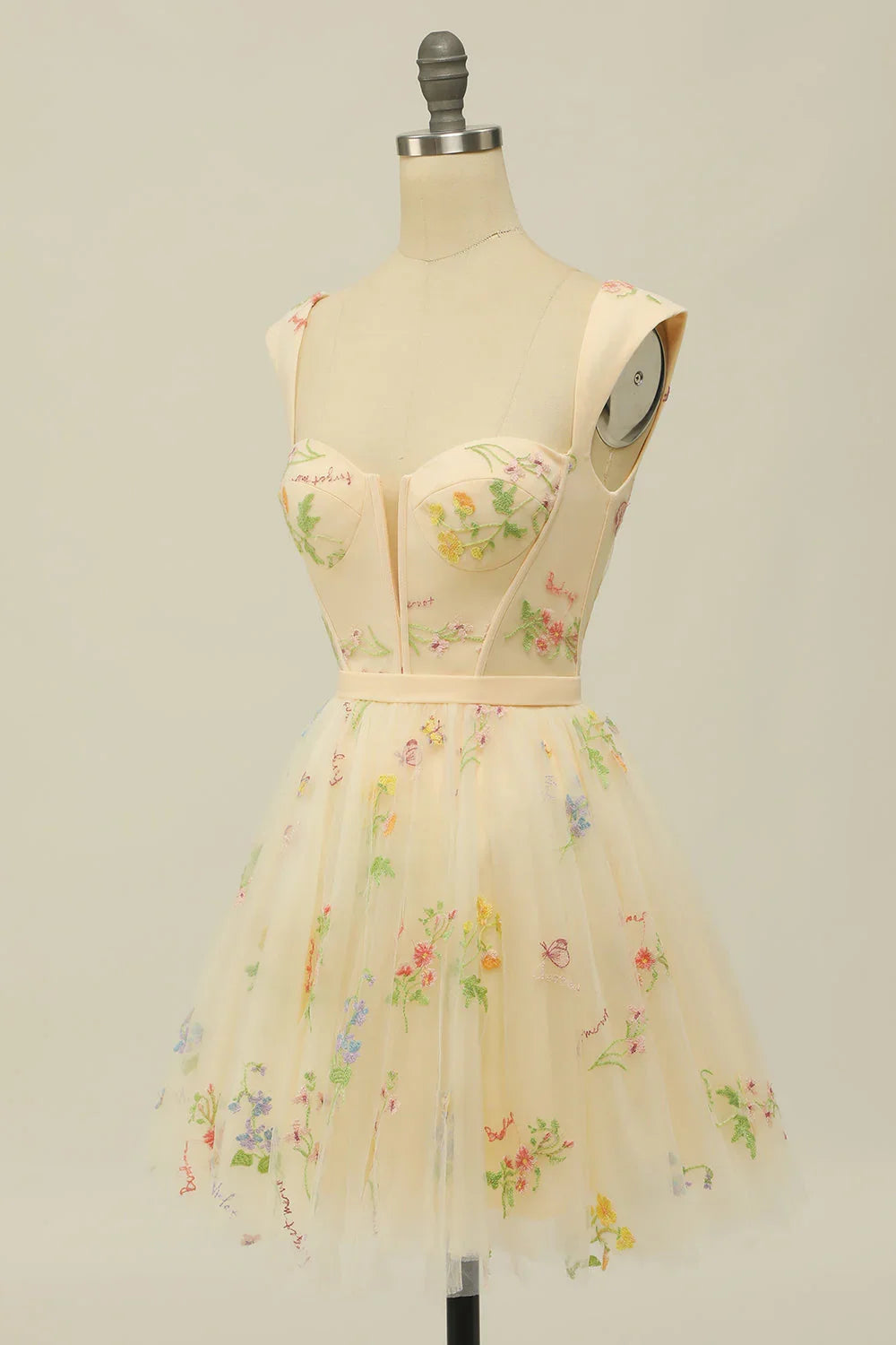 Vestido Corto de Baile de Regreso a Casa en Púrpura con Escote de Corazón y Bordado, en Línea A Encantador