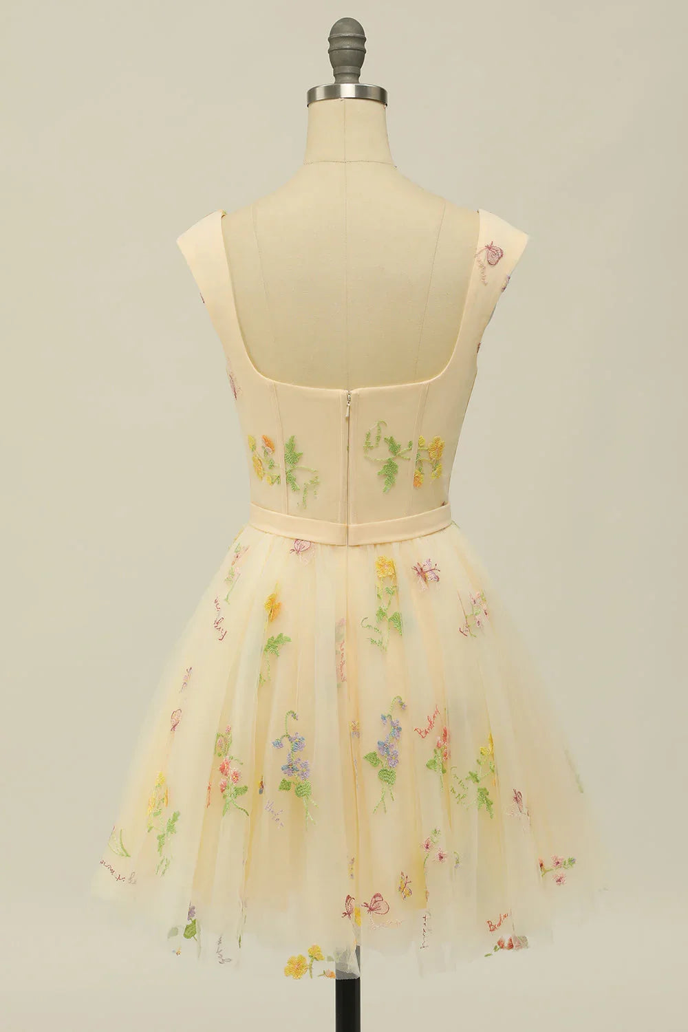 Vestido Corto de Baile de Regreso a Casa en Púrpura con Escote de Corazón y Bordado, en Línea A Encantador