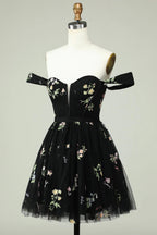 Vestido Corto de Baile de Regreso a Casa en Púrpura con Escote de Corazón y Bordado, en Línea A Encantador