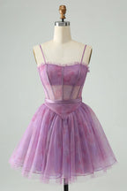 Niedliches lila A-Linien-Korsettkleid mit Trägern und Druck für den Homecoming