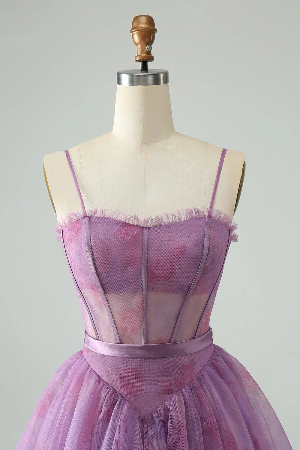 Niedliches lila A-Linien-Korsettkleid mit Trägern und Druck für den Homecoming