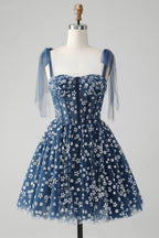 Vestido corto de fiesta en casa con corsé de tirantes spaghetti y estampado, en línea A y color azul marino, adorable