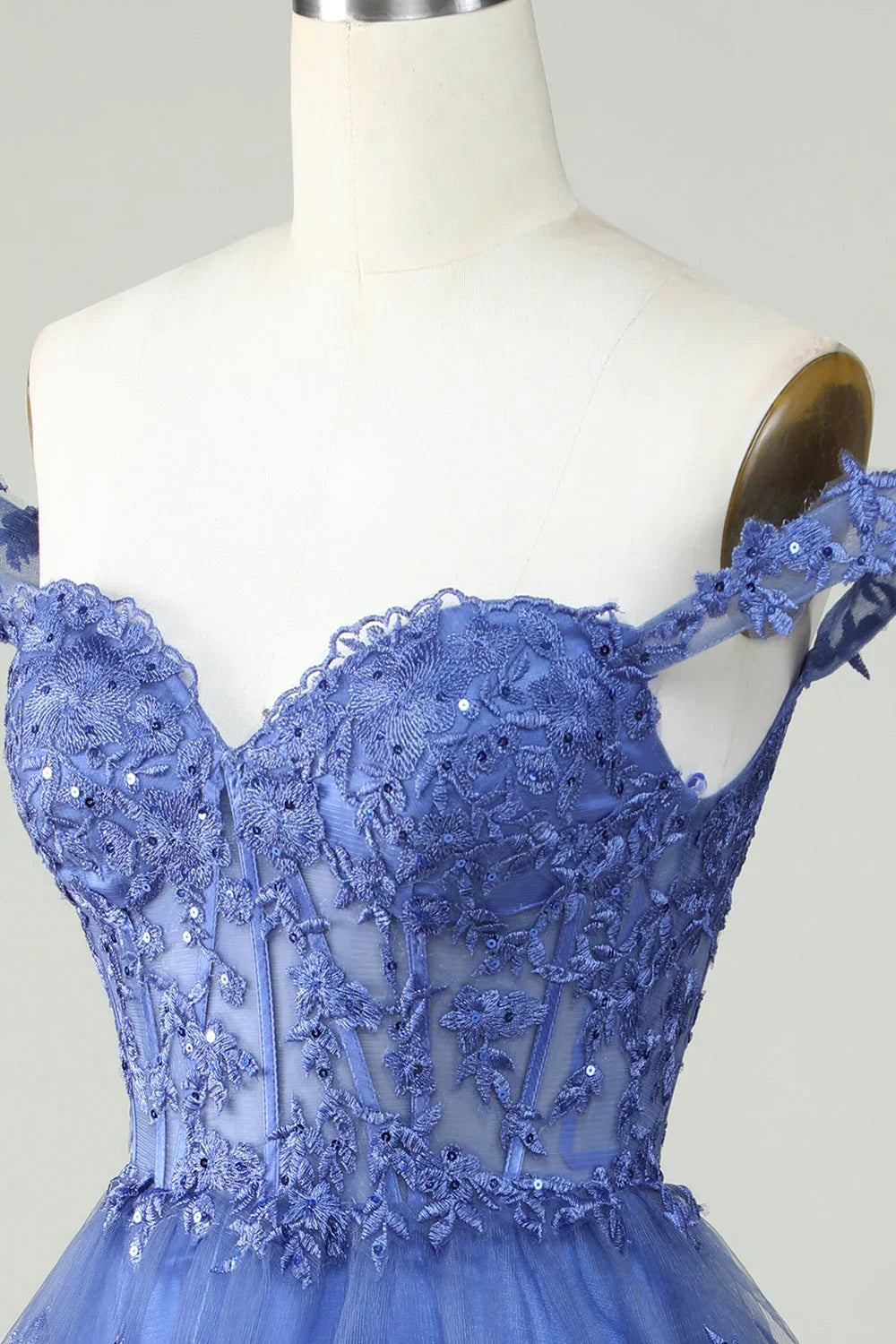 Niedliches A-Linien-Korsett mit gestaffeltem kurzem dunkelblauem Abschlussballkleid mit Spitze
