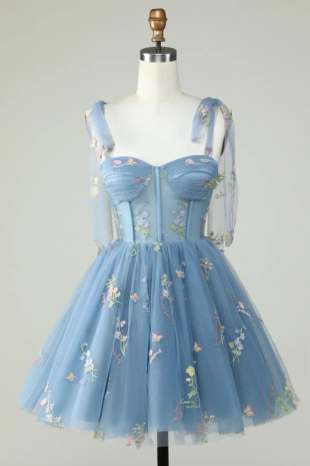 Niedliches graublaues A-Linien-Kleid mit Trägern und Applikationen für den Homecoming