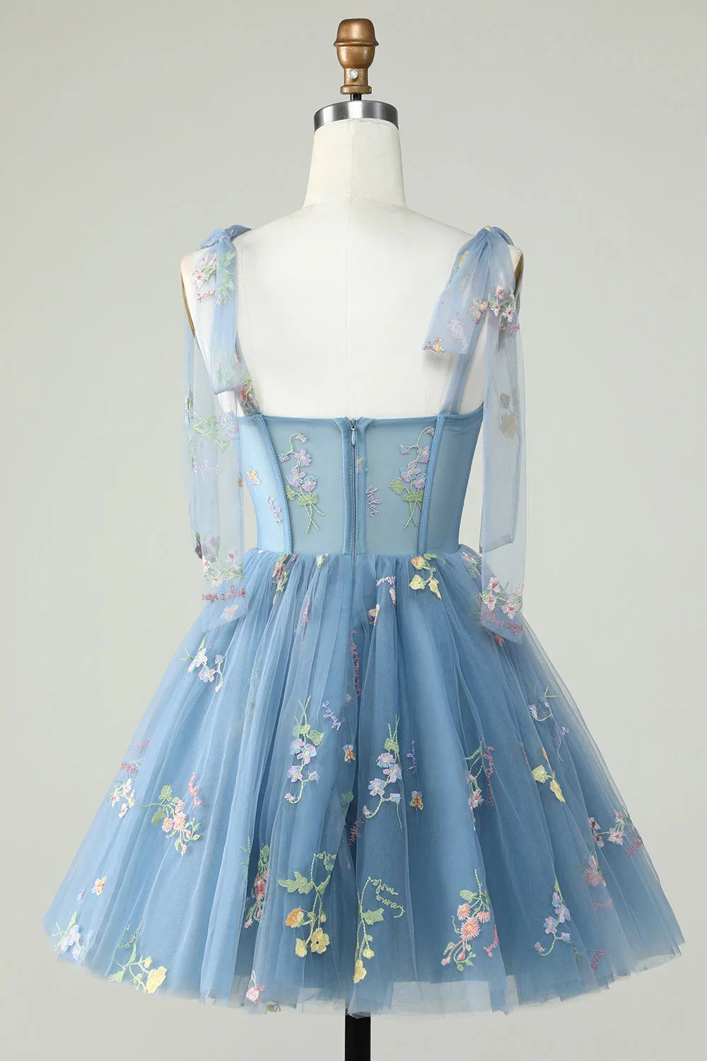 Niedliches graublaues A-Linien-Kleid mit Trägern und Applikationen für den Homecoming