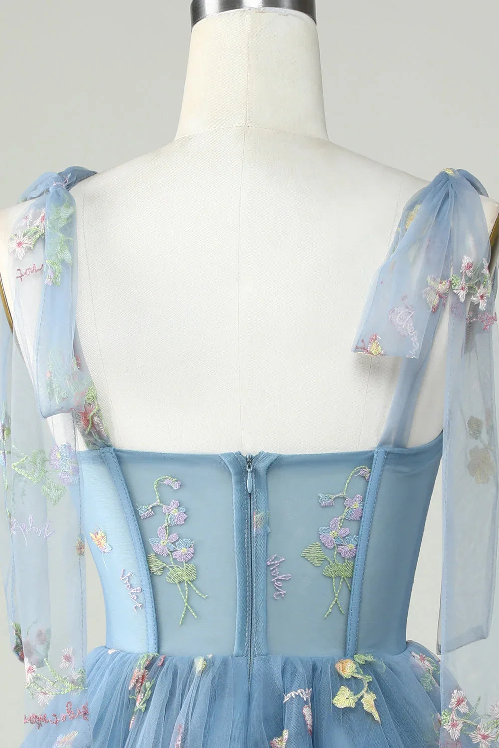 Niedliches graublaues A-Linien-Kleid mit Trägern und Applikationen für den Homecoming
