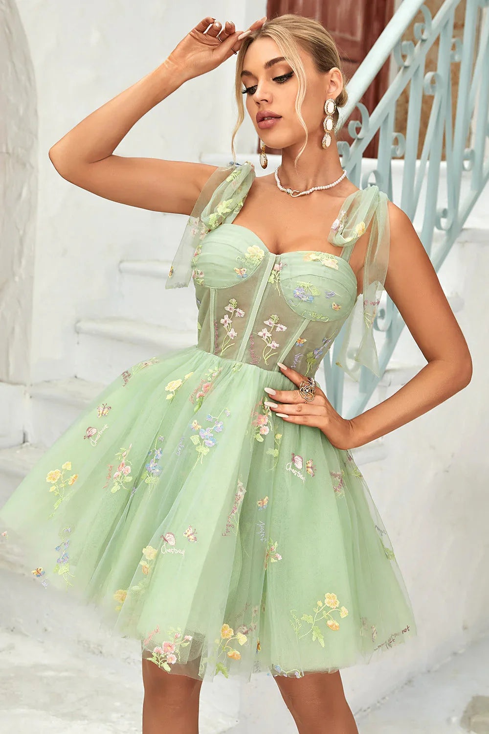 Niedliches graublaues A-Linien-Kleid mit Trägern und Applikationen für den Homecoming