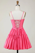 Vestido Lindo Fucsia de Línea A con Tirantes Espagueti, Corsé y Volantes para Baile de Graduación con Lazos