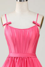 Vestido Lindo Fucsia de Línea A con Tirantes Espagueti, Corsé y Volantes para Baile de Graduación con Lazos