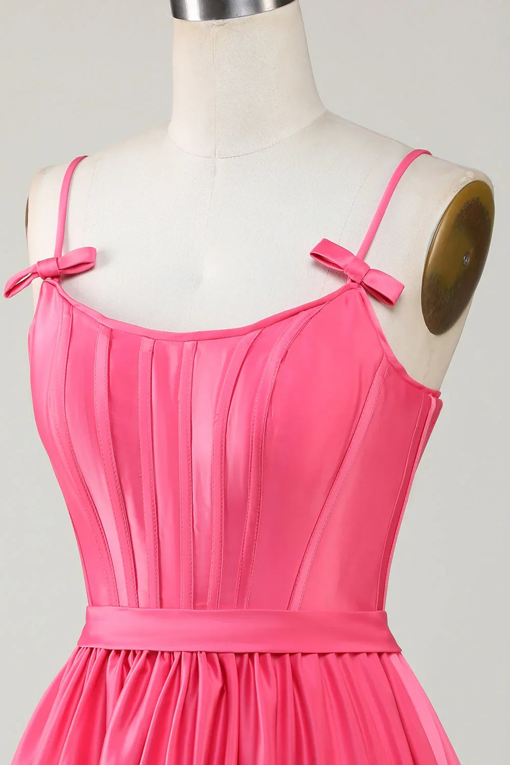 Vestido Lindo Fucsia de Línea A con Tirantes Espagueti, Corsé y Volantes para Baile de Graduación con Lazos