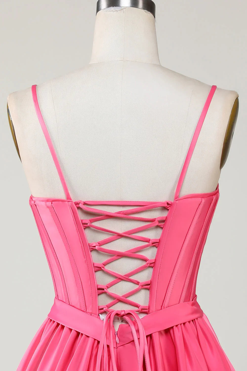 Vestido Lindo Fucsia de Línea A con Tirantes Espagueti, Corsé y Volantes para Baile de Graduación con Lazos